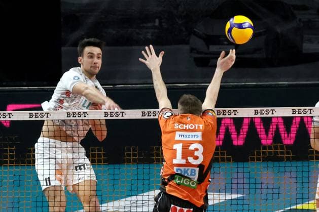 DEU, DVV, 1.VBL, BR Volleys vs. SVG Lueneburg, 27.03.2024, Max-Schmeling-Halle, Berlin, DEU, DVV, 1.VBL, BR Volleys vs. SVG Lueneburg, im Bild Ruben Schott (BR Volleys 13), Xander Ketrzynski (Lueneburg 11) Foto: Juergen Engler nordphoto GmbH
