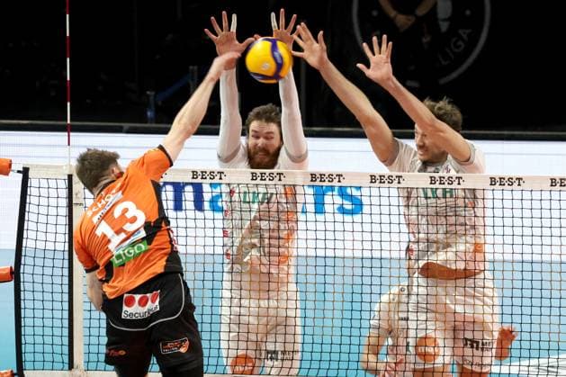 DEU, DVV, 1.VBL, BR Volleys vs. SVG Lueneburg, 27.03.2024, Max-Schmeling-Halle, Berlin, DEU, DVV, 1.VBL, BR Volleys vs. SVG Lueneburg, im Bild Ruben Schott (BR Volleys 13), Jesse Elser (Lueneburg 3), Matthew Knigge (Lueneburg 13) Foto: Juergen Engler nordphoto GmbH