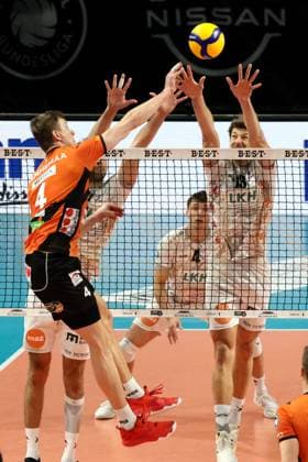 DEU, DVV, 1.VBL, BR Volleys vs. SVG Lueneburg, 27.03.2024, Max-Schmeling-Halle, Berlin, DEU, DVV, 1.VBL, BR Volleys vs. SVG Lueneburg, im Bild Timo Tammemaa (BR Volleys 4), Matthew Knigge (Lueneburg 13) Foto: Juergen Engler nordphoto GmbH