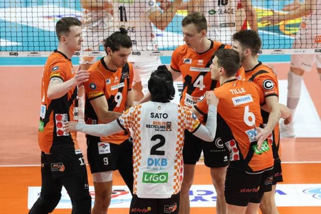 DEU, DVV, 1.VBL, BR Volleys vs. SVG Lueneburg, 27.03.2024, Max-Schmeling-Halle, Berlin, DEU, DVV, 1.VBL, BR Volleys vs. SVG Lueneburg, im Bild BR Volleys-Spielerkreis, Marek Sotola (BR Volleys 17), Timothee Carle (BR Volleys 9), Timo Tammemaa (BR Volleys 4), Ruben Schott (BR Volleys 13), Johannes Tille (BR Volleys 6), Satoshi Tsuiki (BR Volleys 2) Foto: Juergen Engler nordphoto GmbH