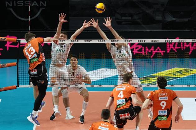 DEU, DVV, 1.VBL, BR Volleys vs. SVG Lueneburg, 27.03.2024, Max-Schmeling-Halle, Berlin, DEU, DVV, 1.VBL, BR Volleys vs. SVG Lueneburg, im Bild Ruben Schott (BR Volleys 13), Maxwell Elgert (Lueneburg 4), Matthew Knigge (Lueneburg 13) Foto: Juergen Engler nordphoto GmbH