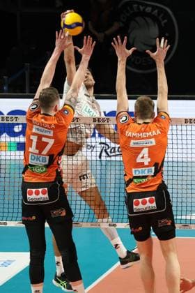 Sport Bilder des Tages DEU, DVV, 1.VBL, BR Volleys vs. SVG Lueneburg, 27.03.2024, Max-Schmeling-Halle, Berlin, DEU, DVV, 1.VBL, BR Volleys vs. SVG Lueneburg, im Bild Marek Sotola (BR Volleys 17), Timo Tammemaa (BR Volleys 4), Xander Ketrzynski (Lueneburg 11) Foto: Juergen Engler nordphoto GmbH