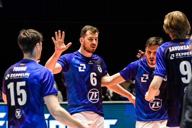 GER, VBL, Playoffs, VfB Friedrichshafen vs Helios GRIZZLYS Giesen 30.03.2024, Spacetech Arena, Friedrichshafen, GER, VBL, Playoffs, VfB Friedrichshafen vs Helios GRIZZLYS Giesen, Playoff Halbfinale, im Bild Jubel nach Punktgewinn, Jackson Young (Friedrichshafen, 15), Michal Superlak (Friedrichshafen, 6), Aleksa Batak (Friedrichshafen, 8), Severi Savonsalmi (Friedrichshafen, 9)