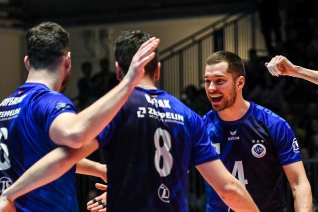 GER, VBL, Playoffs, VfB Friedrichshafen vs Helios GRIZZLYS Giesen 30.03.2024, Spacetech Arena, Friedrichshafen, GER, VBL, Playoffs, VfB Friedrichshafen vs Helios GRIZZLYS Giesen, Playoff Halbfinale, im Bild Tim Peter (Friedrichshafen, 4) freut sich nach erfolgreichem Block