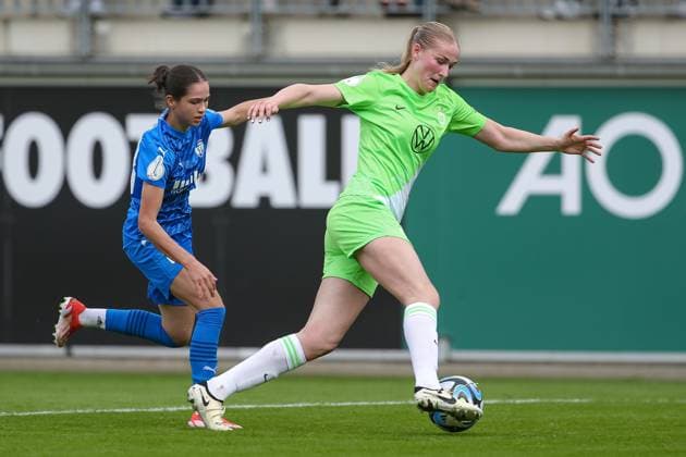 v.li.: Kassandra Potsi (SGS Essen, 28) und Camilla Küver (VfL Wolfsburg, 16) im Zweikampf, Duell, Dynamik, Aktion, Action, Spielszene, DIE DFB-RICHTLINIEN UNTERSAGEN JEGLICHE NUTZUNG VON FOTOS ALS SEQUENZBILDER UND ODER VIDEOÄHNLICHE FOTOSTRECKEN. DFB REGULATIONS PROHIBIT ANY USE OF PHOTOGRAPHS AS IMAGE SEQUENCES AND OR QUASI-VIDEO., 30.03.2024, Wolfsburg (Deutschland), Fussball, DFB-Pokal Frauen, VfL Wolfsburg - SGS Essen