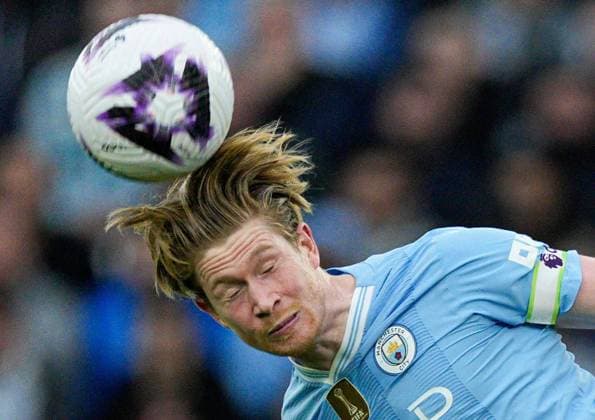 Sport Bilder des Tages Kevin De Bruyne of Manchester City heads the ball Manchester City v Arsenal, Premier League, Football, Etihad Stadium, Manchester, UK - 31 Mar 2024 EDITORIAL USE ONLY No use with unauthorised audio, video, data, fixture lists, club league logos or live services. Online in-match use limited to 120 images, no video emulation. No use in betting, games or single club league player publications. Copyright: xDavexShopland Shutterstockx 14411475be