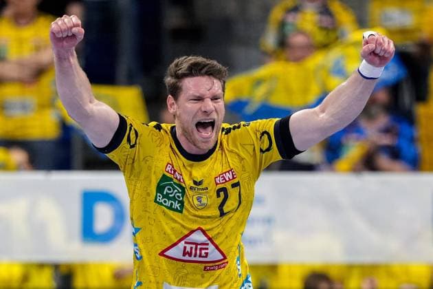 Torschütze Tobias Reichmann (RNL, 27), Spieler der Rhein-Neckar-Löwen, jubelt über ein Tor, Jubel, jubeln, Torjubel, Torerfolg, celebrate the goal, goal, celebration, Jubel ueber das Tor, optimistisch, Spielszene, Highlight, Einzelbild, Action, Aktion, 31.03.2024, Mannheim (Deutschland), Handball, Bundesliga, Rhein-Neckar Löwen - FRISCH AUF! Göppingen