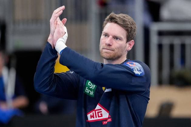 Tobias Reichmann (RNL, 27), Spieler der Rhein-Neckar-Löwen, Einzelbild, Einzelfoto, Jubel nach dem Schlusspfiff, Freude über den Sieg, Sieger, Gewinner, jubelt, jubeln, fröhlich, optimistisch, Highlight, Action, Aktion, 02.04.2024, Heidelberg (Deutschland), Handball, EHF European League, Rhein-Neckar Löwen - RK NEXE Nasice
