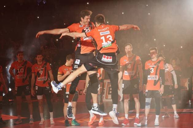 DEU, DVV, 1.VBL, BR Volleys vs. Lueneburg, 03.04.2024, Max-Schmeling-Halle, Berlin, DEU, DVV, 1.VBL, BR Volleys vs. Lueneburg, im Bild Tobias Krick (BR Volleys 21), Ruben Schott (BR Volleys 13) Foto: Juergen Engler nordphoto GmbH