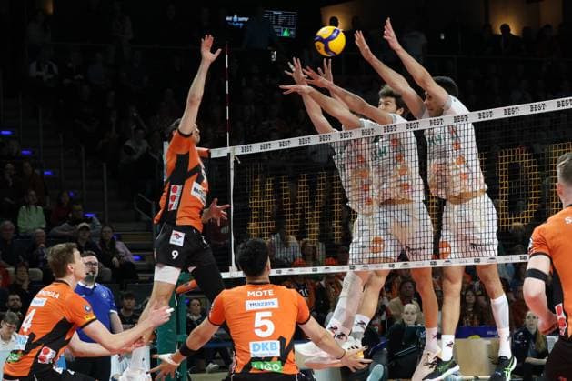 DEU, DVV, 1.VBL, BR Volleys vs. Lueneburg, 03.04.2024, Max-Schmeling-Halle, Berlin, DEU, DVV, 1.VBL, BR Volleys vs. Lueneburg, im Bild Timothee Carle (BR Volleys 9), Lueneburger-Spielerblock Foto: Juergen Engler nordphoto GmbH