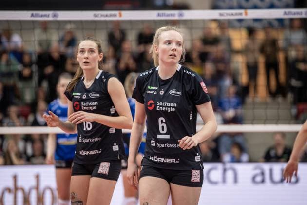 Jennifer Janiska (Dresdner SC, 06) und Sarah Straube (Dresdner SC, 18) - enttaeuschte Blicke Allianz MTV Stuttgart - Dresdner SC, 03.04.2024, Stuttgart (SCHARRena), DEU Allianz MTV Stuttgart - Dresdner SC, Volleyball Bundesliga, Frauen, VBL, Saison 2023 24, Play-Offs - Halbfinale - Spiel 1, 03.04.2024, Stuttgart (SCHARRena), DEU Stuttgart Copyright: xSandyxDinkelackerx EP_SDR