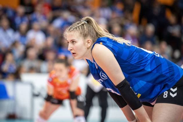 Monique Strubbe (Allianz MTV Stuttgart, 08) - Konzentrierter Blick Allianz MTV Stuttgart - Dresdner SC, 03.04.2024, Stuttgart (SCHARRena), DEU Allianz MTV Stuttgart - Dresdner SC, Volleyball Bundesliga, Frauen, VBL, Saison 2023 24, Play-Offs - Halbfinale - Spiel 1, 03.04.2024, Stuttgart (SCHARRena), DEU Stuttgart Copyright: xSandyxDinkelackerx EP_SDR