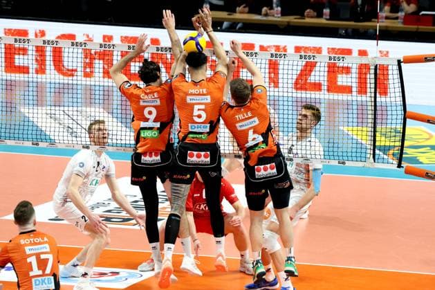 DEU, DVV, 1.VBL, BR Volleys vs. Lueneburg, 03.04.2024, Max-Schmeling-Halle, Berlin, DEU, DVV, 1.VBL, BR Volleys vs. Lueneburg, im Bild Timothee Carle (BR Volleys 9), Neheimjah Mote (BR Volleys 5), Johannes Tille (BR Volleys 6), Erik Roehrs (Lueneburg 5), Blake Leeson (Lueneburg 2) Foto: Juergen Engler nordphoto GmbH
