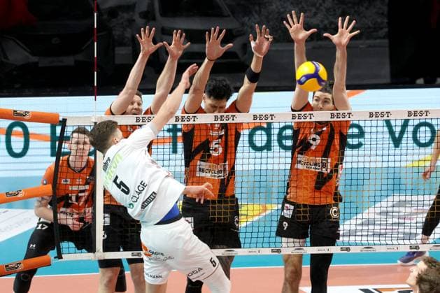 DEU, DVV, 1.VBL, BR Volleys vs. Lueneburg, 03.04.2024, Max-Schmeling-Halle, Berlin, DEU, DVV, 1.VBL, BR Volleys vs. Lueneburg, im Bild Johannes Tille (BR Volleys 6), Neheimjah Mote (BR Volleys 5), Timothee Carle (BR Volleys 9), Erik Roehrs (Lueneburg 5) Foto: Juergen Engler nordphoto GmbH