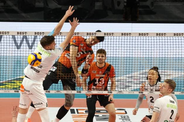 DEU, DVV, 1.VBL, BR Volleys vs. Lueneburg, 03.04.2024, Max-Schmeling-Halle, Berlin, DEU, DVV, 1.VBL, BR Volleys vs. Lueneburg, im Bild Neheimjah Mote (BR Volleys 5), Ruben Schott (BR Volleys 13), Erik Roehrs (Lueneburg 5) Foto: Juergen Engler nordphoto GmbH