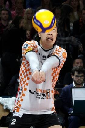 DEU, DVV, 1.VBL, BR Volleys vs. Lueneburg, 03.04.2024, Max-Schmeling-Halle, Berlin, DEU, DVV, 1.VBL, BR Volleys vs. Lueneburg, im Bild Ballannahme von Satoshi Tsuiki (BR Volleys 2), Foto: Juergen Engler nordphoto GmbH