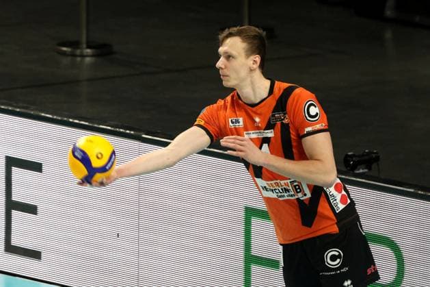 DEU, DVV, 1.VBL, BR Volleys vs. Lueneburg, 03.04.2024, Max-Schmeling-Halle, Berlin, DEU, DVV, 1.VBL, BR Volleys vs. Lueneburg, im Bild Aufschlag, aufgeschlagen von Timo Tammemaa (BR Volleys 4) Foto: Juergen Engler nordphoto GmbH