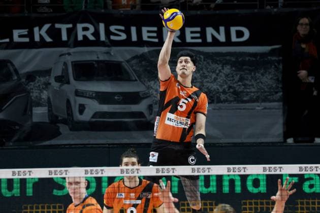 DEU, DVV, 1.VBL, BR Volleys vs. Lueneburg, 03.04.2024, Max-Schmeling-Halle, Berlin, DEU, DVV, 1.VBL, BR Volleys vs. Lueneburg, im Bild Aufschlag, aufgeschlagen von Neheimjah Mote (BR Volleys 5) Foto: Juergen Engler nordphoto GmbH