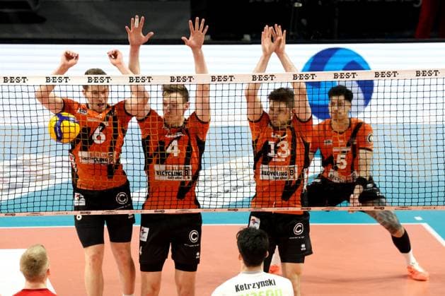 DEU, DVV, 1.VBL, BR Volleys vs. Lueneburg, 03.04.2024, Max-Schmeling-Halle, Berlin, DEU, DVV, 1.VBL, BR Volleys vs. Lueneburg, im Bild BR Volleys-Spielerblock , Johannes Tille (BR Volleys 6), Timo Tammemaa (BR Volleys 4), Ruben Schott (BR Volleys 13), Neheimjah Mote (BR Volleys 5) Foto: Juergen Engler nordphoto GmbH