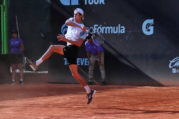 April 3, 2024, Mexico City, Ciudad de Mexico, Mexico: Apr 3, 2024, Mexico City, Mexico: James Trotter (JPN) hits a backhand against Thiago Tirante (ARG) and Nicolas Mejia (COL) during the Day 4 of the Mexico City Open doubles match at Deportivo Chapultepec. on Apr 3, 2024, Mexico City, Mexico. Mexico City Mexico - ZUMAe321 20240403_zsa_e321_058 Copyright: xCarlosxSantiago xEyepixxGroupx