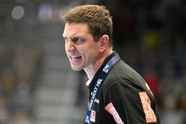 Sport Bilder des Tages RECORD DATE NOT STATED Jens Buerkle (Trainer HBW Balingen-Weilstetten) blickt aggresiv Handball, 1 Bundesliga, VfL Gummersbach vs. HBW Balingen-Weilstetten, 28. Spieltag, Schwalbe Arena Gummersbach, 05.04.2024 Handball, 1 Bundesliga, VfL Gummersbach vs. HBW Balingen-Weilstetten, 28. Spieltag, Schwalbe Arena Gummersbach, 05.04.2024 Gummersbach Copyright: xEibner-Pressefoto JuergenxAugstx EP_JAT