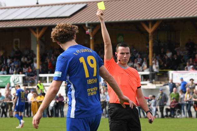 v.li.: Francisco Lahora (Schiedsrichter), Ibish Ibishi (1. FC Düren, 19), Gelbe Karte, Verwarnung, yellow card, 06.04.2024, Düren (Deutschland), Fussball, Regionalliga West, 1. FC Düren - FC Gütersloh