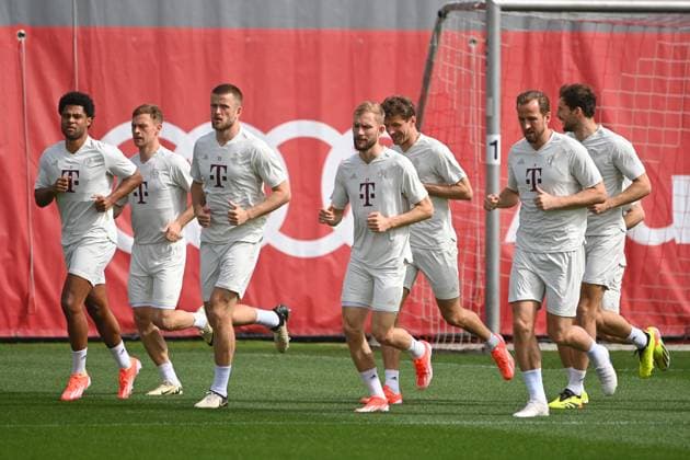 Teamfoto,Team,Mannschaft,Mannschaftsfoto. v.li:Serge GNABRY (FC Bayern Muenchen), Joshua KIMMICH (Bayern Muenchen), Eric DIER (Bayern Muenchen), Konrad LAIMER (Bayern Muenchen), Thomas MUELLER (MÜLLER,Bayern Muenchen), Harry KANE (Bayern Muenchen), Leon GORETZKA (Bayern Muenchen), Warmlaufen,Aktion. Abschlusstraining vor dem Fussball Champions League Viertelfinale FC Arsenal - FC Bayern Muenchen am 08.04.2024 auf dem Trainingsgelaende an der Saebener Strasse in Muenchen. Â