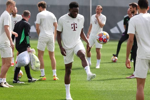 Alphonso Davies (FC Bayern Muenchen, 19) mit Ball, Abschlusstraining, FC Bayern Muenchen, Fussball, UEFA Champions League, Viertelfinale Hinspiel, Saison 23 24, 08.04.2024, Abschlusstraining, FC Bayern Muenchen, Fussball, UEFA Champions League, Viertelfinale Hinspiel, Saison 23 24, 08.04.2024 Muenchen Copyright: xEibner-Pressefoto JennixMaulx EP_JML