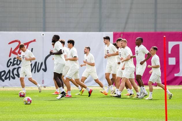 Mannschaft laeuft, laufend, Joshua Kimmich (FC Bayern Muenchen, 06) mit Dayot Upamecano (FC Bayern Muenchen, 02) und Minjae Kim (FC Bayern Muenchen, 03) mit Raphael Guerreiro (FC Bayern Muenchen, 22) und Mathys Tel (FC Bayern Muenchen, 39) miz Bryan Zaragoza (FC Bayern Muenchen 17) und Aleksandar Pavlovic (FC Bayern Muenchen, 45), Abschlusstraining, FC Bayern Muenchen, Fussball, UEFA Champions League, Viertelfinale Hinspiel, Saison 23 24, 08.04.2024, Abschlusstraining, FC Bayern Muenchen, Fussball, UEFA Champions League, Viertelfinale Hinspiel, Saison 23 24, 08.04.2024 Muenchen Copyright: xEibner-Pressefoto JennixMaulx EP_JML