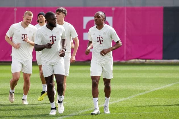Dayot Upamecano (FC Bayern Muenchen, 02) laeuft, laufend, mit Mathys Tel (FC Bayern Muenchen, 39) und Matthijs de Ligt (FC Bayern Muenchen, 04), Abschlusstraining, FC Bayern Muenchen, Fussball, UEFA Champions League, Viertelfinale Hinspiel, Saison 23 24, 08.04.2024, Abschlusstraining, FC Bayern Muenchen, Fussball, UEFA Champions League, Viertelfinale Hinspiel, Saison 23 24, 08.04.2024 Muenchen Copyright: xEibner-Pressefoto JennixMaulx EP_JML