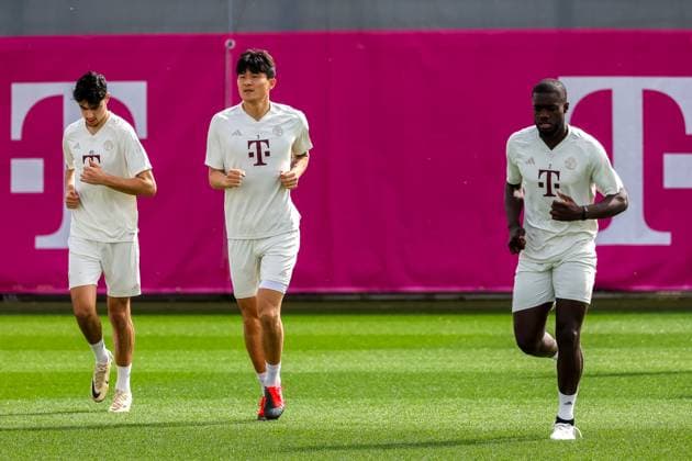 Mannschaft laeuft, laufend, Aleksandar Pavlovic (FC Bayern Muenchen, 45) mit Minjae Kim (FC Bayern Muenchen, 03) und Dayot Upamecano (FC Bayern Muenchen, 02), Abschlusstraining, FC Bayern Muenchen, Fussball, UEFA Champions League, Viertelfinale Hinspiel, Saison 23 24, 08.04.2024, Abschlusstraining, FC Bayern Muenchen, Fussball, UEFA Champions League, Viertelfinale Hinspiel, Saison 23 24, 08.04.2024 Muenchen Copyright: xEibner-Pressefoto JennixMaulx EP_JML