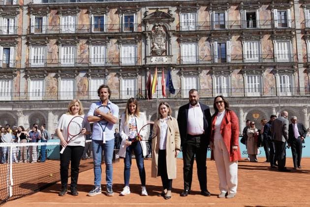 Sport Bilder des Tages April 8, 2024, Madrid, Madrid, SPAIN: Inmaculada Sanz, Vice Mayor of Madrid, Feliciano Lopez,Tournament Director, Sonia Cea, Sports Councilor, pose for photo during the presentation of Mutua Madrid Open 2024 at Plaza Mayor on April 8, 2024, in Madrid, Spain. Madrid SPAIN - ZUMAa181 20240408_zaa_a181_061 Copyright: xGuillermoxMartinezx