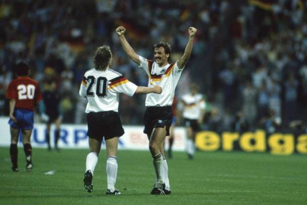 Rudi VOELLER (Völler, rechts) JUBELT, Jubel, jubeln, Freude, cheers, , zusammen mit Wolfgang ROLFF, GER, Deutschland (GER) - Spanien (ESP) 2:0 Fussball EM EURO 1988 in Deutschland, 17.06.1988 im Muenchener Olympiastadion Â
