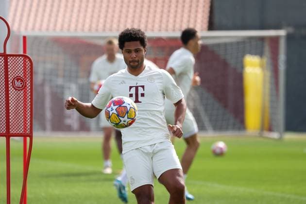 Serge Gnabry (FC Bayern Muenchen, 07) mit Ball, Abschlusstraining, FC Bayern Muenchen, Fussball, UEFA Champions League, Viertelfinale Hinspiel, Saison 23 24, 08.04.2024, Abschlusstraining, FC Bayern Muenchen, Fussball, UEFA Champions League, Viertelfinale Hinspiel, Saison 23 24, 08.04.2024 Muenchen Copyright: xEibner-Pressefoto JennixMaulx EP_JML