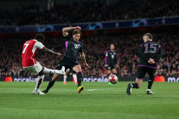 09.04.2024, Fussball, Saison 2023 2024, UEFA Champions League, Viertelfinale, Runde 1, Hinspiel, FC Arsenal London - FC Bayern München, v. l. Bukayo Saka (Arsenal London) trifft zum 1:0, Leon Goretzka (FC Bayern München), Eric Dier (FC Bayern München), London Emirates Stadium Greater London England xRHR-FOTO DEx Copyright: DennisxEwert RHR-FOTOx RHR-FOTO DE
