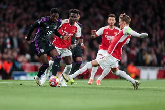 09.04.2024, Fussball, Saison 2023 2024, UEFA Champions League, Viertelfinale, Runde 1, Hinspiel, FC Arsenal London - FC Bayern München, v. l. Alphonso Davies (FC Bayern München), Bukayo Saka (Arsenal London), Martin Ödegaard (Arsenal London) im Duell, London Emirates Stadium Greater London England xRHR-FOTO DEx Copyright: DennisxEwert RHR-FOTOx RHR-FOTO DE