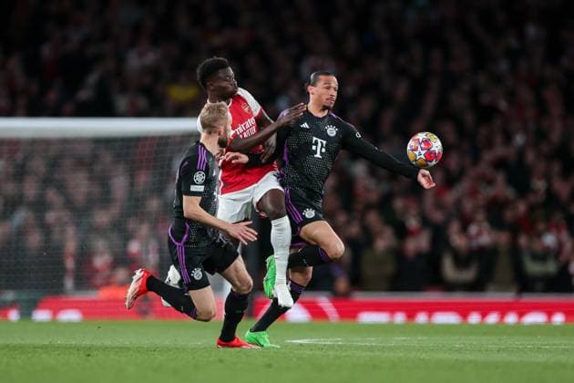 09.04.2024, Fussball, Saison 2023 2024, UEFA Champions League, Viertelfinale, Runde 1, Hinspiel, FC Arsenal London - FC Bayern München, v. l. Konrad Laimer (FC Bayern München), Bukayo Saka (Arsenal London), Leroy Sane (FC Bayern München) im Duell, London Emirates Stadium Greater London England xRHR-FOTO DEx Copyright: DennisxEwert RHR-FOTOx RHR-FOTO DE