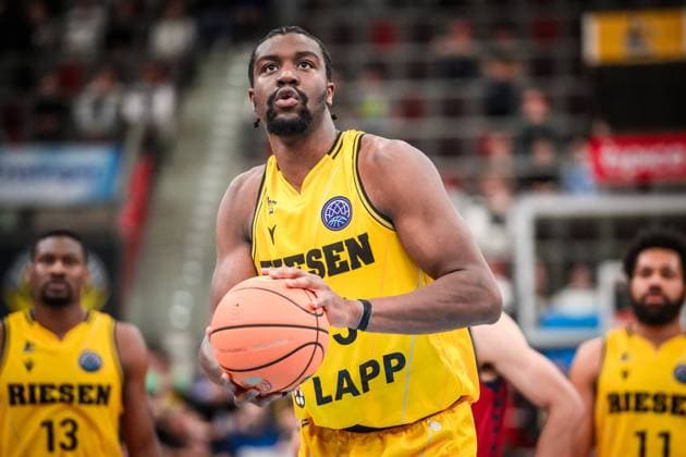 Ariel Hukporti (MHP Riesen Ludwigsburg, 15) - Freiwurf im Hintergrund unscharf Yorman Polas Bartolo (MHP Riesen Ludwigsburg, 13) und Silas Melson (MHP Riesen Ludwigsburg, 11) GER, BCL MHP Riesen Ludwigsburg - UCAM Murcia CB, 09.04.2024, Ludwigsburg (MHPArena), DEU GER, BCL MHP Riesen Ludwigsburg - UCAM Murcia CB, 09.04.2024, Ludwigsburg (MHPArena), DEU Ludwigsburg Copyright: xSandyxDinkelackerx EP_SDR