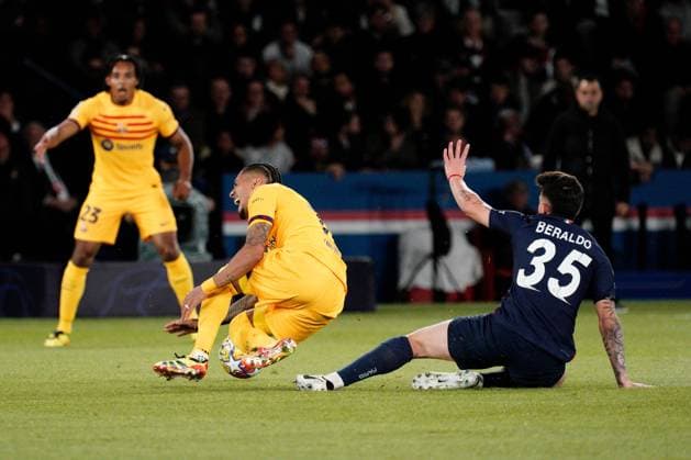 Raphinha of Barcelona and Lucas Beraldo of PSG Paris Saint-Germain v Barcelona, UEFA Champions League, Quarter Final, First Leg, Football, Parc des Princes, Paris, France - 10 Apr 2024 EDITORIAL USE ONLY No use with unauthorised audio, video, data, fixture lists, club league logos or live services. Online in-match use limited to 120 images, no video emulation. No use in betting, games or single club league player publications. Copyright: xDavexWinter Shutterstockx 14424874w