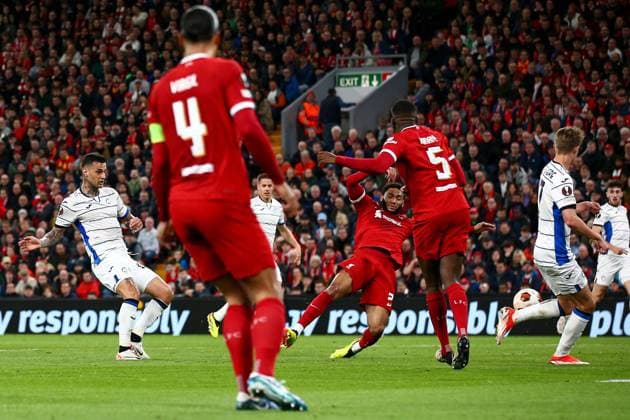 Fußball, EL, FC Liverpool - Atalanta Bergamo Gianluca Scamacca of Atalanta scores the opening goal for their side Liverpool v Atalanta, UEFA Europa League, Quarter Final, First Leg, Football, Anfield, Liverpool, UK - 11 Apr 2024 EDITORIAL USE ONLY No use with unauthorised audio, video, data, fixture lists, club league logos or live services. Online in-match use limited to 120 images, no video emulation. No use in betting, games or single club league player publications. Copyright: xMattxWest Shutterstockx 14424886al