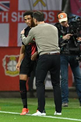 Trainer Xabi Alonso gibt Amine Adli ( Bayer 04 Leverkusen ) weitere Anweisungen. GER, Bayer 04 Leverkusen vs West Ham United, Fussball, Europa League, Viertelfinale, Hinspiel, Spielzeit 2023 2024, 11.04.2024 DFL REGULATIONS PROHIBIT ANY USE OF PHOTOGRAPHS AS IMAGE SEQUENCES AND OR QUASI-VIDEO GER, Bayer 04 Leverkusen vs West Ham United, Fussball, Europa League, Viertelfinale, Hinspiel, Spielzeit 2023 2024, 11.04.2024 Leverkusen Copyright: xEibner-Pressefoto ThomasxThienelx EP_TTL