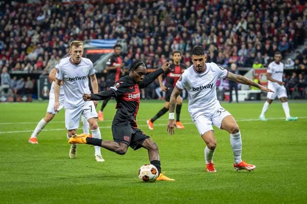 UEFA Europa League, Bayer 04 Leverkusen vs. West Ham United, 11.04.2024 Leverkusen, Germany - April 11: Jeremie Frimpong (Bayer 04 Leverkusen, 30), James Ward-Prowse (West Ham United, 7), Emerson Palmieri (West Ham United, 33), during the UEFA Europa Leeague quarter finals between UEFA Europa League, Bayer 04 Leverkusen vs. West Ham United at BayArena on April 11, 2024 in Leverkusen, Germany. DFL REGULATIONS PROHIBIT ANY USE OF PHOTOGRAPHS AS IMAGE SEQUENCES AND OR QUASI-VIDEO. Copyright: xBEAUTIFULxSPORTS AxelxKohringx