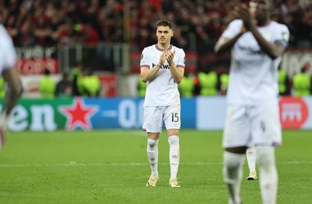 11.04.2024, Fussball UEFA Europa League, Viertelfinale Hinspiel, Bayer 04 Leverkusen - West Ham United FC, v.l.,Konstantinos Mavropanos (West Ham United) bedankt sich bei den Fans, bedanken, Dank, Mannschaft nach dem Spiel, after the match, bedankt sich bei den Fans, applauds the fans DFL DFB REGULATIONS PROHIBIT ANY USE OF PHOTOGRAPHS AS IMAGE SEQUENCES AND OR QUASI-VIDEO. xdcx Copyright: HMBxMedia