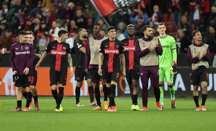 11.04.2024, Fussball UEFA Europa League, Viertelfinale Hinspiel, Bayer 04 Leverkusen - West Ham United FC, v.l., Exequiel Palacios (Bayer 04 Leverkusen), Piero Hincapie (Bayer 04 Leverkusen), Victor Boniface (Bayer 04 Leverkusen), Borja Iglesias (Bayer 04 Leverkusen), Torwart Lukas Hradecky (Bayer 04 Leverkusen) bedanken sich bei den Fans, bedanken, Dank, Mannschaft nach dem Spiel, after the match, bedankt sich bei den Fans, applauds the fans DFL DFB REGULATIONS PROHIBIT ANY USE OF PHOTOGRAPHS AS IMAGE SEQUENCES AND OR QUASI-VIDEO. xdcx Copyright: HMBxMedia