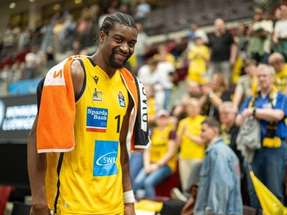 Jubel der Riesen, und feiern mit Ihren Fans, Ariel Hukporti (MHP Riesen Ludwigsburg, 15) GER, MHP Riesen Ludwigsburg vs. MLP ACADEMICS Heidelberg, Basketball, Bundesliga, easycredit BBL, 28. Spieltag, Spielzeit 2023 2024, 13.04.2024, GER, MHP Riesen Ludwigsburg vs. MLP ACADEMICS Heidelberg, Basketball, Bundesliga, easycredit BBL, 28. Spieltag, Spielzeit 2023 2024, 13.04.2024 Ludwigsburg Copyright: xEibner-Pressefoto SaschaxWaltherx EP_EER