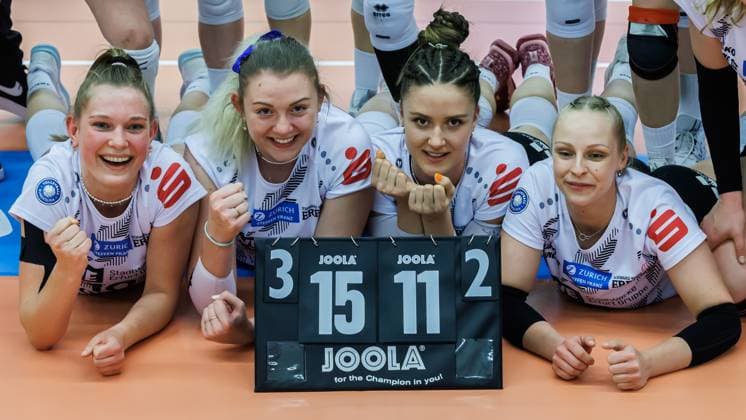 von links: Pia Mohr (Schwarz-Weiss Erfurt, 10), Tina De Groot (Schwarz-Weiss Erfurt, 12), Alina Zellin (Schwarz-Weiss Erfurt, 1), Antonia Greskamp (Schwarz-Weiss Erfurt, 9); Jubel, celebration, 13.04.2024, Erfurt (Deutschland), Volleyball, 2. Bundesliga Frauen Pro, Schwarz-Weiss Erfurt - DSHS Snowtrex Köln