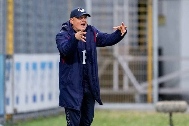 Daniel Weber (Trainer, Cheftrainer, 1. FC Köln), gibt Anweisungen, gestikuliert, mit den Armen gestikulieren, Einzelbild, Einzelfoto, Aktion, Action, 15.04.2024, Sinsheim (Hoffenheim) (Deutschland), Fussball, Google Pixel Frauen-Bundesliga, TSG 1899 Hoffenheim - 1. FC Köln, DFB DFL REGULATIONS PROHIBIT ANY USE OF PHOTOGRAPHS AS IMAGE SEQUENCES AND OR QUASI-VIDEO.