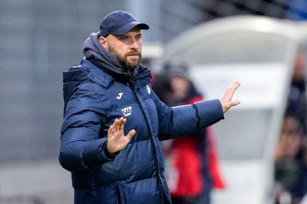 Stephan Lerch (Trainer, Cheftrainer, TSG), gibt Anweisungen, gestikuliert, mit den Armen gestikulieren, Einzelbild, Einzelfoto, Aktion, Action, 15.04.2024, Sinsheim (Hoffenheim) (Deutschland), Fussball, Google Pixel Frauen-Bundesliga, TSG 1899 Hoffenheim - 1. FC Köln, DFB DFL REGULATIONS PROHIBIT ANY USE OF PHOTOGRAPHS AS IMAGE SEQUENCES AND OR QUASI-VIDEO.