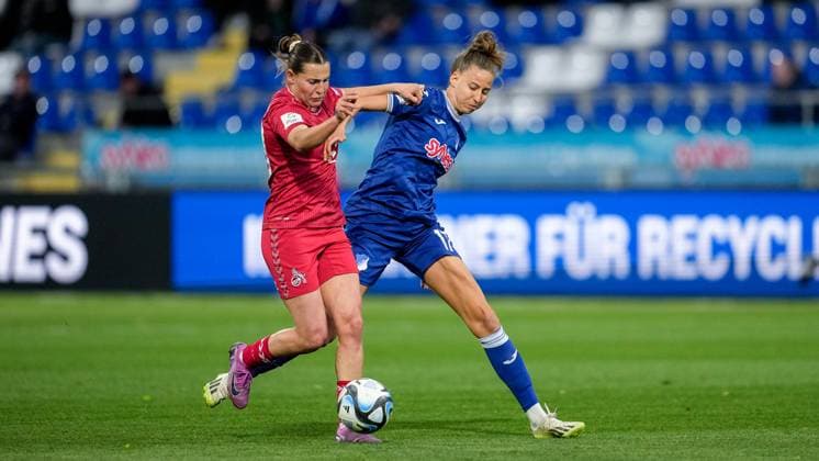 v.li.: Carlotta Wamser (Köln, 30), Franziska Harsch (TSG, 17), Zweikampf, Spielszene, Duell, duel, tackle, tackling, Dynamik, Action, Aktion, 15.04.2024, Sinsheim (Hoffenheim) (Deutschland), Fussball, Google Pixel Frauen-Bundesliga, TSG 1899 Hoffenheim - 1. FC Köln, DFB DFL REGULATIONS PROHIBIT ANY USE OF PHOTOGRAPHS AS IMAGE SEQUENCES AND OR QUASI-VIDEO.
