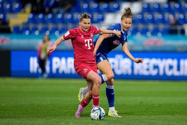 v.li.: Carlotta Wamser (Köln, 30), Franziska Harsch (TSG, 17), Zweikampf, Spielszene, Duell, duel, tackle, tackling, Dynamik, Action, Aktion, 15.04.2024, Sinsheim (Hoffenheim) (Deutschland), Fussball, Google Pixel Frauen-Bundesliga, TSG 1899 Hoffenheim - 1. FC Köln, DFB DFL REGULATIONS PROHIBIT ANY USE OF PHOTOGRAPHS AS IMAGE SEQUENCES AND OR QUASI-VIDEO.